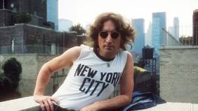 John Lennon en polera sin mangas en una azotea en Nueva York: la historia de una foto icónica
