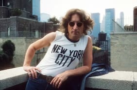 John Lennon en polera sin mangas en una azotea en Nueva York: la historia de una foto icónica