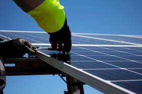 La apuesta por la energía solar chilena se expande: Solcor llega a Argentina y consolida operaciones en Colombia