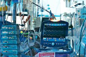 Observatorio Fiscal detecta sobreprecio en compras de alcohol gel, camillas y mascarillas