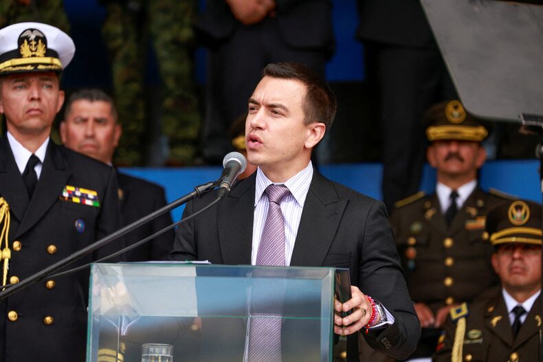 El presidente Daniel Noboa entregando equipos a la Policía Nacional. Foto: Reuters.