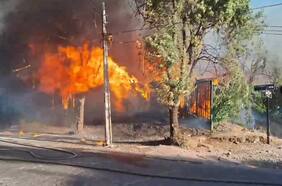 Incendio en toma de Cerro Navia deja con daños a cerca de 30 viviendas