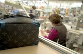 Las ventas de Louis Vuitton se disparan por bolsos de cuero y menos cierres