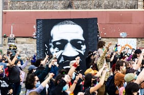 Alta tensión en Minneapolis: Ciudad se prepara para veredicto en el juicio contra el policía que asesinó a George Floyd