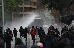 Agresiones a carabineros, a civiles y a una unidad militar marcan cuarta jornada de protestas de secundarios