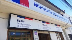 Gobierno estudia crear nuevo organismo en reemplazo del Injuv mientras funcionarios recurren a Contraloría por recortes