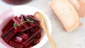 Tallos de betarraga en escabeche