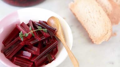 Tallos de betarraga en escabeche