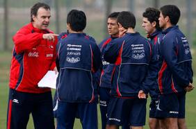 “A mí no me dejó nada; nos trató como hueo...”: el relato del jugador que no logró cuadrarse con Marcelo Bielsa en la Roja
