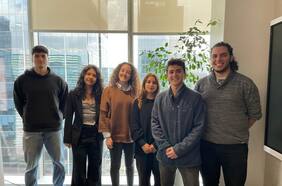 Universitarios crean guante para interpretar lengua de señas con IA