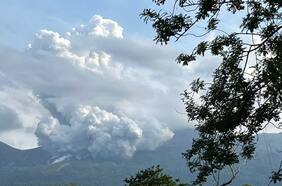Volcán en Costa Rica hace erupción con columna de cenizas y gases de 3.000 metros de altura