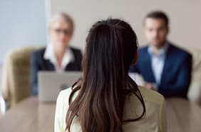 Brecha salarial entre hombres y mujeres: estudio detecta que comienza incluso antes de aceptar un trabajo