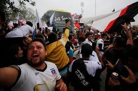 ¿Y el distanciamiento social? La fiebre por Colo Colo se lleva por delante los protocolos Covid