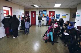 Chilenos y una reforma de salud: 96% apoya cambios y 71% atribuye el estancamiento a la falta de acuerdos políticos