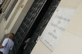 Tribunal rechaza demanda del Conservador de Bienes Raíces de Santiago en contra de sindicatos en medio de negociación colectiva