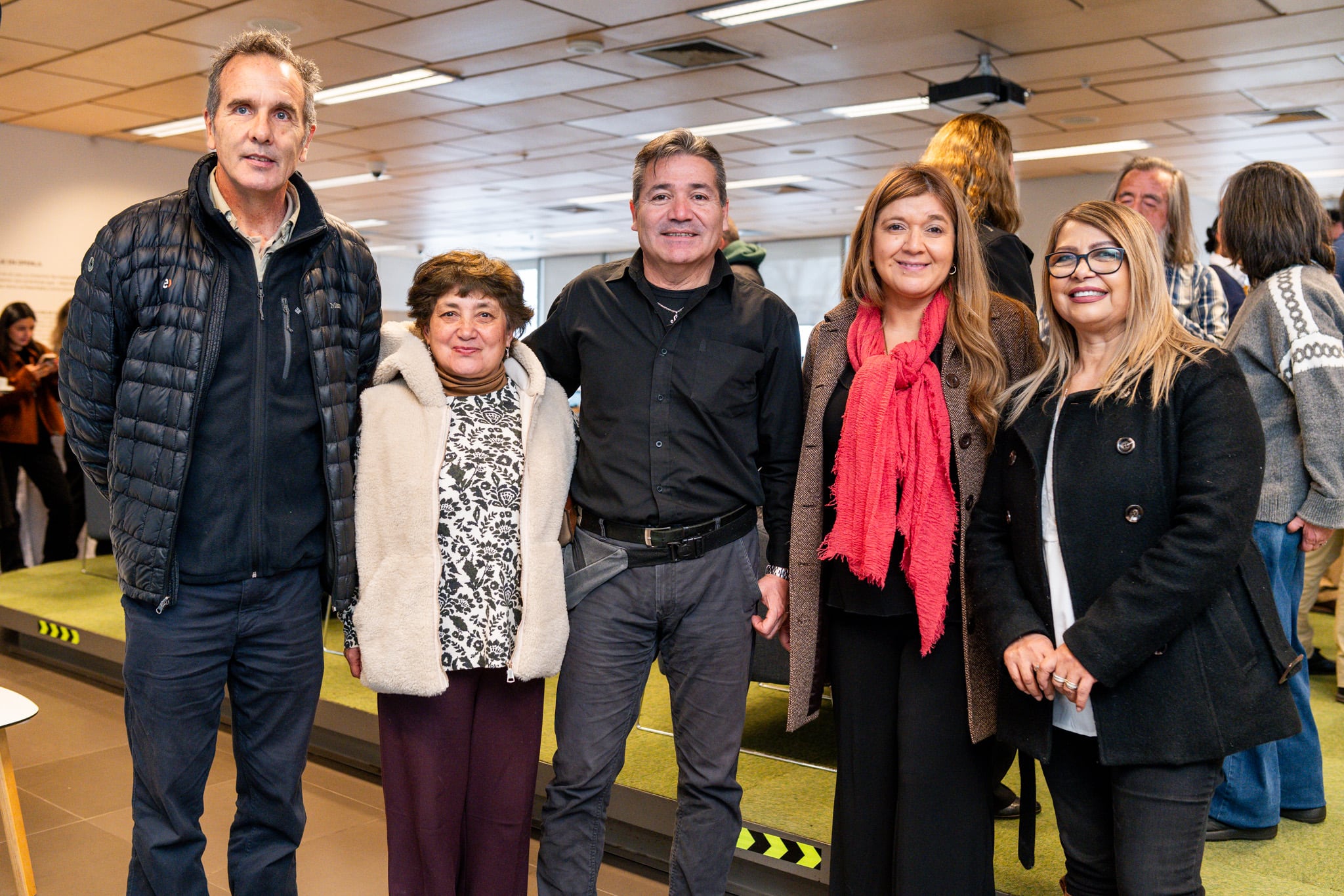 Arturo Domínguez, asesor de Sustentabilidad y Comunidades de Entel; Sandra Muñoz y Marcelo Caro, ambos exalumnos; Ana María Sáez, subdirectora de Comunicaciones de la Universidad de Chile; y Mariana Soto, exalumna.