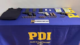 Detienen a mujer por tenencia ilegal de armas en Peñalolén: incautaron tres armas de fuego y más de 30 cartuchos