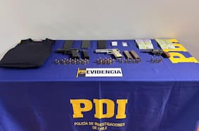 Detienen a mujer por tenencia ilegal de armas en Peñalolén: incautaron tres armas de fuego y más de 30 cartuchos