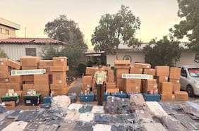 Carabineros detiene a 11 sujetos sorprendidos descargando cajas desde un camión que había sido robado en Lo Espejo