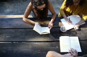 Mujeres matriculadas en Ingeniería Comercial en 2024: dispar tendencia en participación en las principales universidades