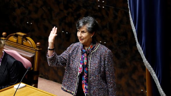 Exsenadora Isabel Allende visita Parlamento de Cataluña y su presidente la califica como una “persona excepcional”
