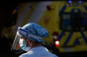 Qué se sabe sobre la “supergripe” H3N2 que provocó hospitales saturados y el retorno de las mascarillas en dos países