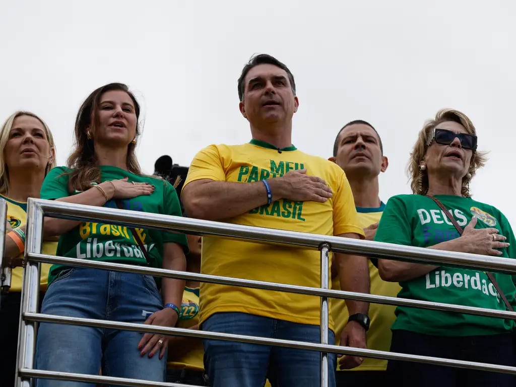 Flávio Bolsonaro en su acto de inicio de campaña en Copacabana. Foto: Fernando Frazão/Agência Brasil