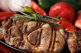 Valerio Parrilladas: el tenedor libre que llegó a Quilicura con carnes a las brasas y platos peruanos