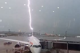 Las sorprendentes imágenes de un rayo impactando a un avión en Brasil