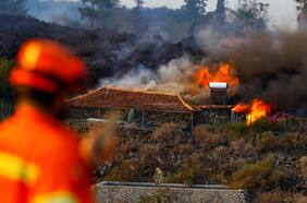 La lava del volcán en Canarias destruye un centenar de casas y obliga a evacuar a 5 mil personas