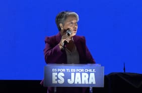 Adherentes de Jara insultan a Kast, Kaiser y Matthei durante discurso de candidata en cierre de campaña