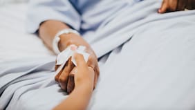 “Chile necesita integrar bien los cuidados paliativos”: dos de cada tres personas con cáncer fallecen en sus hogares