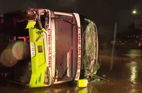 Volcamiento de bus de dos pisos en San Bernardo deja cuatro heridos leves