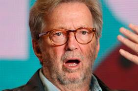 Antivacunas, racista y alejado de sus amigos: cómo la pandemia transformó a Eric Clapton en persona non grata
