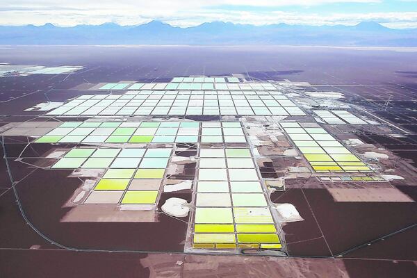 En el sector minero destacan la importancia de mantener un diálogo abierto entre el Estado y la industria privada para asegurar el desarrollo sustentable y competitivo de la industria del litio, recurso clave para la economía chilena y el desarrollo de energías limpias.
