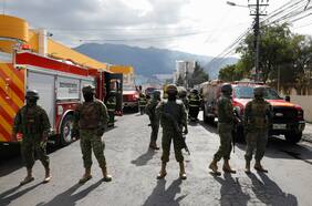 Liberan a 57 policías y guardias penitenciarios retenidos en seis cárceles de Ecuador
