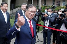 Límites a reelección y paridad de género: Las claves de la reforma política que Petro alista a un mes de asumir en Colombia