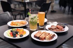 Menús, donuts y completos: 5 lugares que te reciben con comida gratis en tu cumpleaños