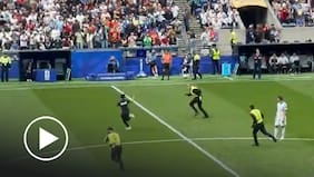 Hinchas burlan seguridad e invaden la cancha durante el partido de Bélgica vs Senegal