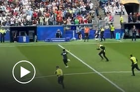 Hinchas burlan seguridad e invaden la cancha durante el partido de Bélgica vs Senegal