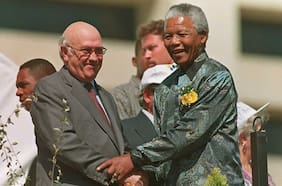El adiós de Frederik de Klerk: el controvertido legado del último presidente blanco de Sudáfrica que liberó a Mandela