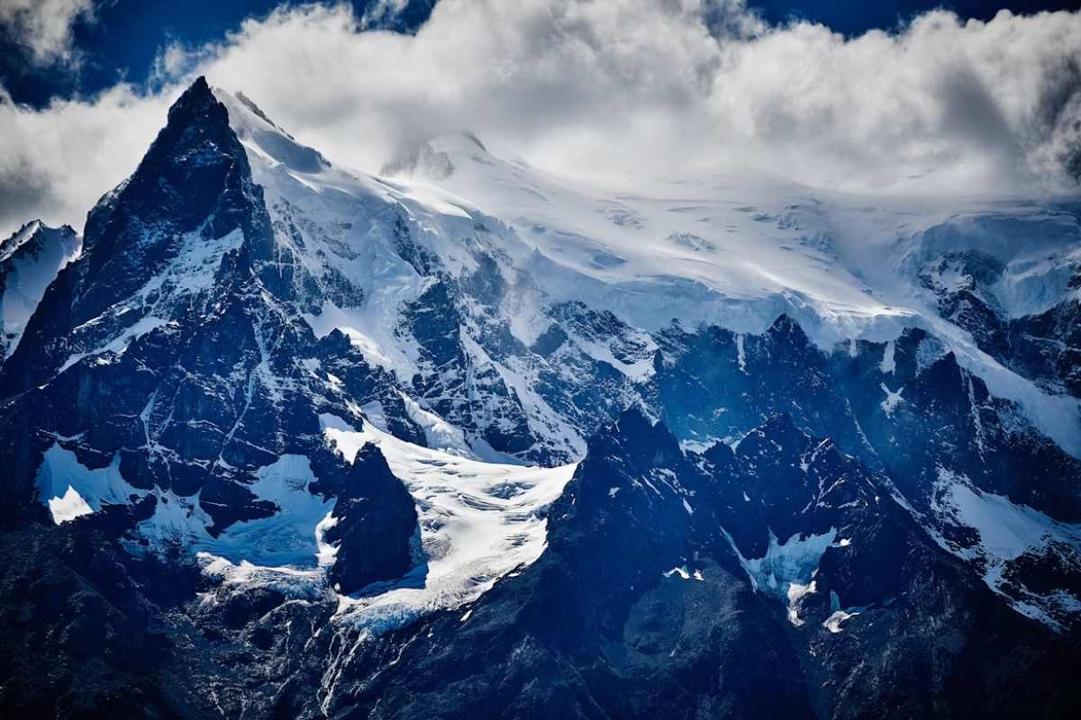 Al menos 10 alpinistas y guías nepalíes desaparecen tras avalancha en el Himlung
