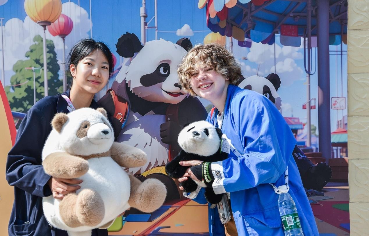 Estudiantes de China y EE. UU. posan para una foto en el zoológico de Shijiazhuang, en la provincia de Hebei, en el norte de China, el 21 de abril de 2024. (Xinhua/Liu Zunshuan)