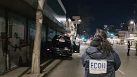Doble homicidio en el centro de Santiago: desconocidos abrieron fuego contra vehículo en barrio 10 de Julio