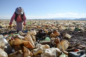 Bolivia | Cientos de personas se unen para limpiar el contaminado lago Uru Uru