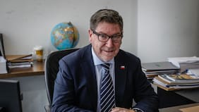 Gobierno reitera que evalúa vender tierras, participación en sanitarias y “cosas ridículas” como cuotas en un “importante club de Santiago”