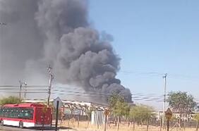 Incendio afecta a bodegas del sector industrial de Lampa y genera densa nube de humo