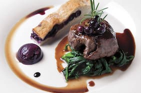 Bistec con salsa de uva