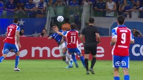 ¿Era falta? El polémico penal que reclamó toda la UC y significó el empate de Cruzeiro en Libertadores