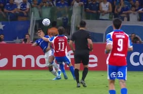 ¿Era falta? El polémico penal que reclamó toda la UC y significó el empate de Cruzeiro en Libertadores